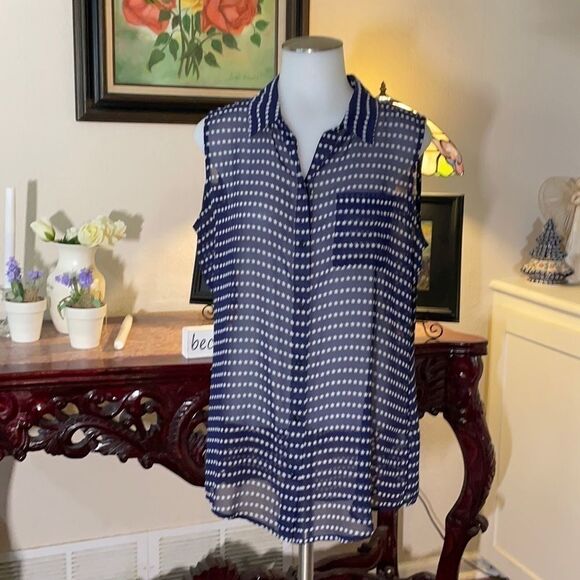 Liz Claiborne Tops - Liz Claiborne Sheer sleeveless top